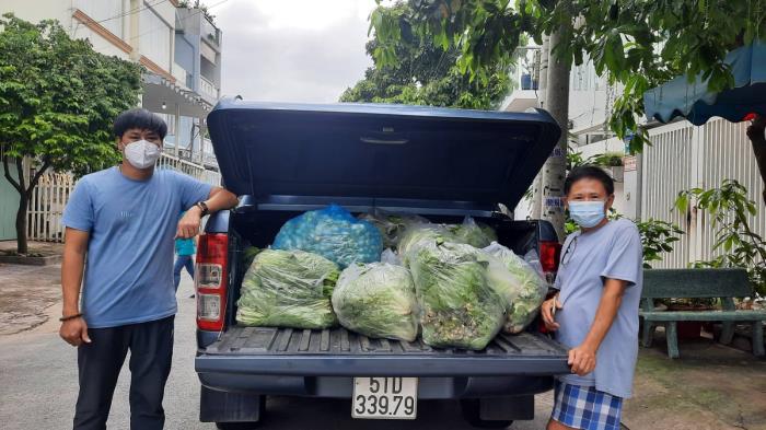 Tặng rau, trứng cho người dân ở địa bàn P.Phước Long A, Phước Long B, chùa Diệu Tràng và UBND các phường Phước Long A, Phước Long B, Phước Bình (ngày 01/09/2021)